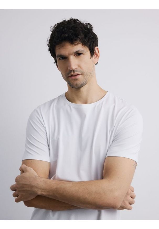 Reserved - T-shirt regular z merceryzowaną bawełną - biały. Kolor: biały. Materiał: bawełna