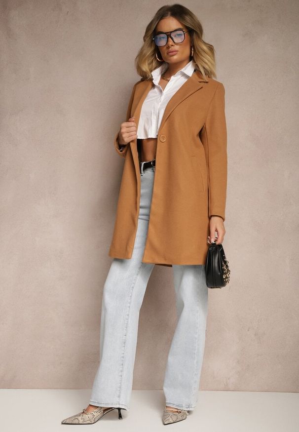 Renee - Beżowy Płaszcz Jednorzędowy Bulah. Okazja: na co dzień. Kolor: beżowy. Długość rękawa: długi rękaw. Długość: długie. Styl: casual, klasyczny