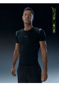 4f - Koszulka treningowa kompresyjna męska 4F x Robert Lewandowski. Kolor: czarny. Długość rękawa: raglanowy rękaw. Wzór: nadruk. Sport: fitness #1