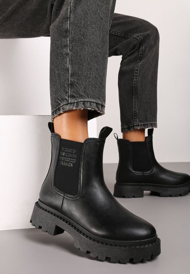 Born2be - Czarne Botki Sztyblety na Grubej Podeszwie z Elastycznymi Wstawkami Nalleti. Okazja: na co dzień. Kolor: czarny. Materiał: jeans, skóra. Wzór: aplikacja. Obcas: na obcasie. Styl: casual, elegancki, rockowy. Wysokość obcasa: średni
