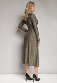 Born2be - Złota Kopertowa Midi Sukienka z Metaliczną Nicią i Rozcięciem Nivera. Typ kołnierza: dekolt kopertowy. Kolor: złoty. Typ sukienki: kopertowe. Długość: midi #4