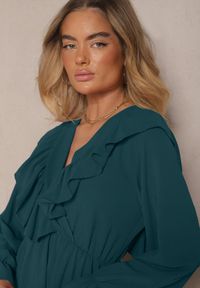 Renee - Ciemnozielona Kopertowa Sukienka z Żabotem Ozdobiona Falbankami Melosia. Okazja: na co dzień. Typ kołnierza: z żabotem, kołnierz z falbankami. Kolor: zielony. Wzór: aplikacja. Typ sukienki: kopertowe. Styl: elegancki, casual