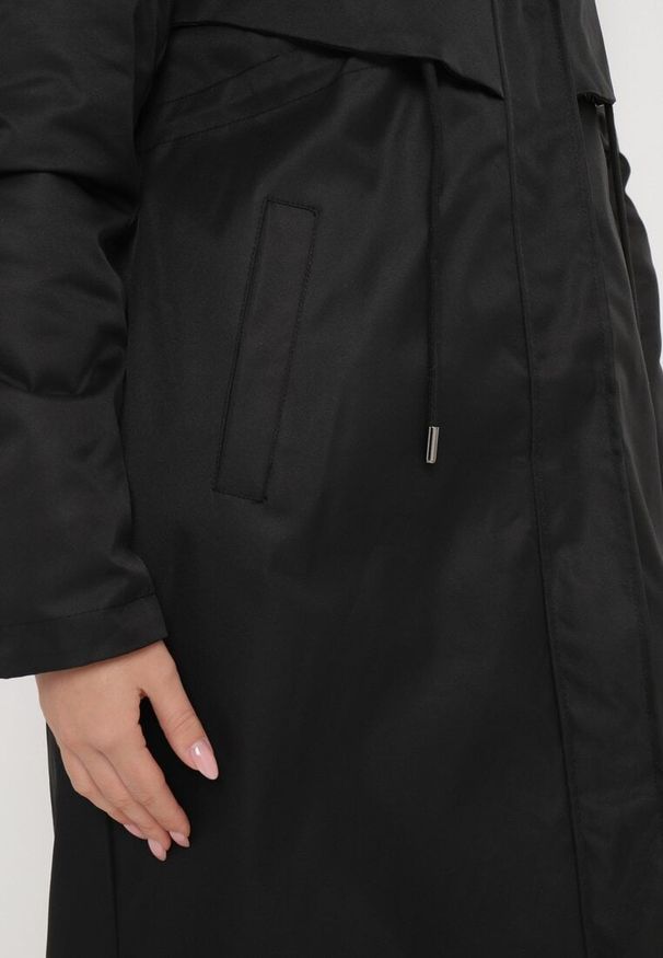 Born2be - Czarna Kurtka za Kolano ze Ściągaczem i Kapturem z Futerkiem Adoresa. Kolor: czarny. Materiał: futro