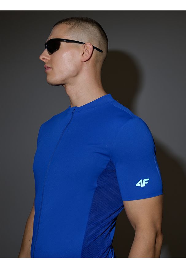 4f - 4F Koszulka rowerowa męska - niebieska L. Typ kołnierza: kołnierzyk stójkowy. Kolor: niebieski. Materiał: włókno, dzianina, syntetyk, materiał. Długość rękawa: krótki rękaw. Długość: krótkie. Wzór: gładki, ze splotem. Sport: kolarstwo