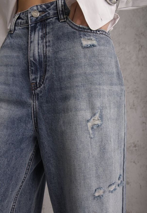 Renee - Niebieskie Szerokie Jeansy Palazzo z Bawełny z Dziurami i Przetarciami Erilenna. Okazja: na co dzień. Stan: podwyższony. Kolor: niebieski. Styl: casual, elegancki