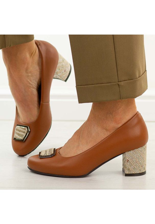 POTOCKI - Brązowe skórzane czółenka damskie Potocki 19411. Okazja: na ślub cywilny, na wesele, na imprezę. Nosek buta: okrągły. Kolor: brązowy. Szerokość cholewki: normalna. Materiał: skóra. Sezon: wiosna, jesień, lato. Obcas: na obcasie. Styl: elegancki, klasyczny, wizytowy. Wysokość obcasa: średni