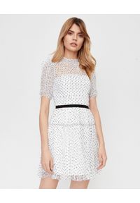 SELF PORTRAIT - Biała sukienka mini w kropki. Kolor: biały. Materiał: tkanina. Wzór: kropki. Typ sukienki: plisowane, dopasowane, rozkloszowane. Styl: retro, elegancki. Długość: mini #1