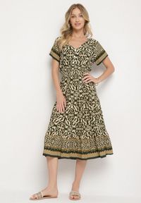 Born2be - Zielono-Beżowa Bawełniana Sukienka z Gumką w Talii i Guzikami Natiflione. Okazja: na co dzień. Typ kołnierza: dekolt w kształcie V. Kolor: zielony. Materiał: bawełna. Typ sukienki: rozkloszowane, oversize. Styl: klasyczny, casual, elegancki #6