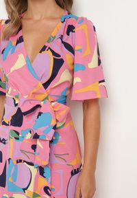 Born2be - Różowa Sukienka Kopertowa z Dekoltem w Serek Wiązana w Pasie Lumolia. Okazja: na co dzień. Typ kołnierza: dekolt w serek. Kolor: różowy. Materiał: jeans. Typ sukienki: kopertowe. Styl: wizytowy, casual #4