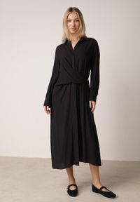 Born2be - Czarna Wiskozowa Sukienka Koszulowa z Marszczeniem i Guzikiem w Talii Lennatha. Okazja: na co dzień. Kolor: czarny. Materiał: wiskoza. Typ sukienki: koszulowe. Styl: casual, elegancki, klasyczny #2