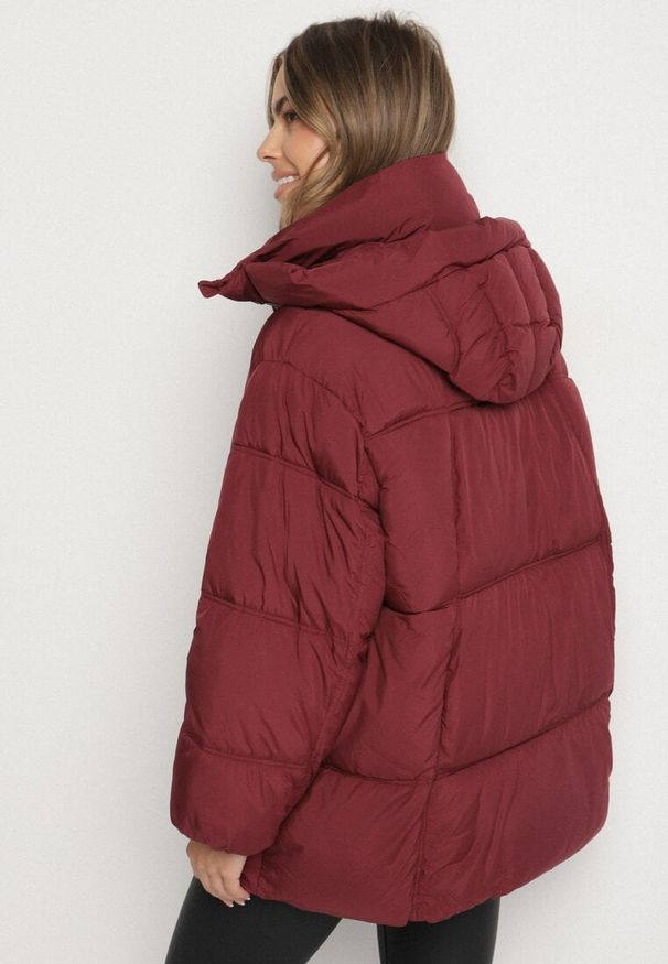 Born2be - Bordowa Pikowana Kurtka o Kroju Oversize z Kapturem Galandia. Okazja: na co dzień, na spacer. Typ kołnierza: kaptur. Kolor: czerwony. Materiał: poliester, jeans. Styl: casual, elegancki
