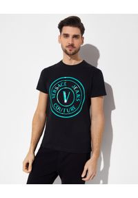 Versace Jeans Couture - VERSACE JEANS COUTURE - Czarny t-shirt z kolorowym logo. Okazja: na co dzień. Kolor: czarny. Materiał: bawełna. Wzór: kolorowy. Styl: casual