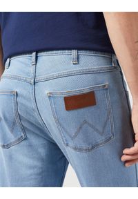 Wrangler - WRANGLER MĘSKIE SPODNIE REGULAR FIT DESERT OASIS 112351219 W154017980. Okazja: na spacer. Sezon: lato. Styl: elegancki #5