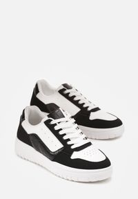 Born2be - Biało-Czarne Sneakersy z Geometrycznym Wzorem i Perforacją Idellie. Okazja: na co dzień. Kolor: biały. Wzór: geometria