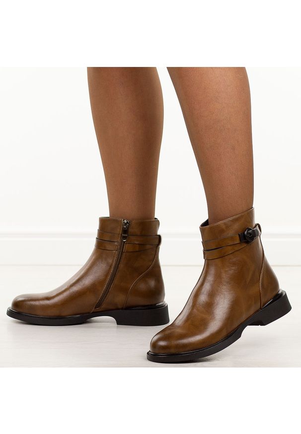 Brązowe skórzane botki damskie Filippo Dbt7357/25. Okazja: na co dzień. Nosek buta: okrągły. Kolor: brązowy. Szerokość cholewki: normalna. Materiał: skóra. Sezon: zima, jesień. Obcas: na obcasie. Styl: klasyczny, casual, elegancki. Wysokość obcasa: niski