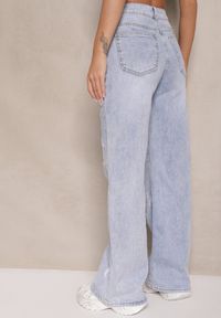 Renee - Jasnoniebieskie Jeansy z Bawełny o Szerokim Kroju High Waist Ozdobione Przetarciami Feliona. Okazja: na co dzień. Stan: podwyższony. Kolor: niebieski. Wzór: aplikacja. Styl: elegancki, casual #5