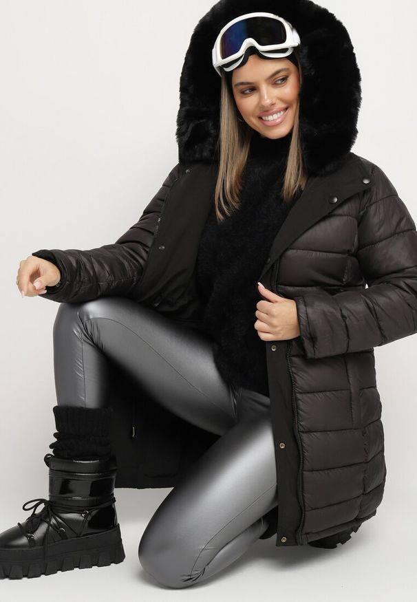 Born2be - Czarna Kurtka Dwustronna z Kapturem Parka z Pikowaną Podszewką Rinnelle. Okazja: do pracy. Typ kołnierza: kaptur. Kolekcja: plus size. Kolor: czarny. Materiał: jeans. Wzór: gładki. Sezon: jesień. Styl: elegancki