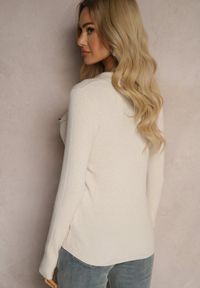 Renee - Jasnobeżowy Sweter Prążkowany z Modalem i Wiskozą Ozdobiony Kołnierzykiem Delanoriel. Okazja: na co dzień. Typ kołnierza: kołnierzyk klasyczny. Kolor: beżowy. Materiał: wiskoza, prążkowany. Wzór: aplikacja. Styl: klasyczny, casual, elegancki