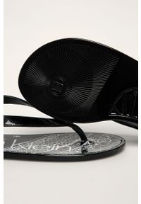 Calvin Klein - Sandały. Kolor: czarny. Materiał: syntetyk, materiał, skóra ekologiczna, guma. Wzór: gładki. Wysokość obcasa: bez obcasa, niski #2