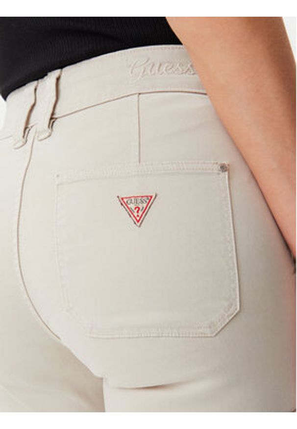 Guess Jeansy W5GA1B W93CL Écru Slim Fit. Kolor: kremowy