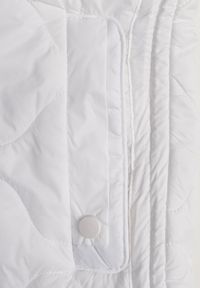 Renee - Biała Kamizelka z Odpinanym Kapturem i Pikowanym Wzorem Tiozarе. Okazja: na co dzień. Kolor: biały. Materiał: jeans. Sezon: jesień. Styl: casual #6