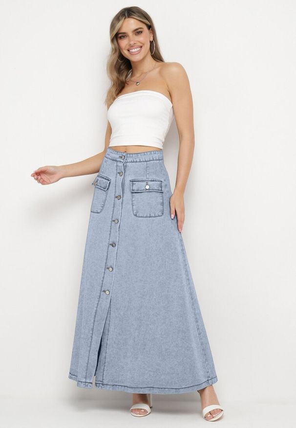 Born2be - Jasnoniebieska Trapezowa Spódnica Maxi Bawełniana Jeansowa z Guzikami i Kieszeniami z Klapami Zrissa. Okazja: na co dzień. Kolor: niebieski. Materiał: jeans, bawełna. Styl: elegancki, casual