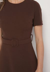 Born2be - Brązowa Rozkloszowana Sukienka Ozdobiona Paskiem Desianna. Okazja: na co dzień. Kolor: brązowy. Wzór: aplikacja. Styl: klasyczny, elegancki, casual #7