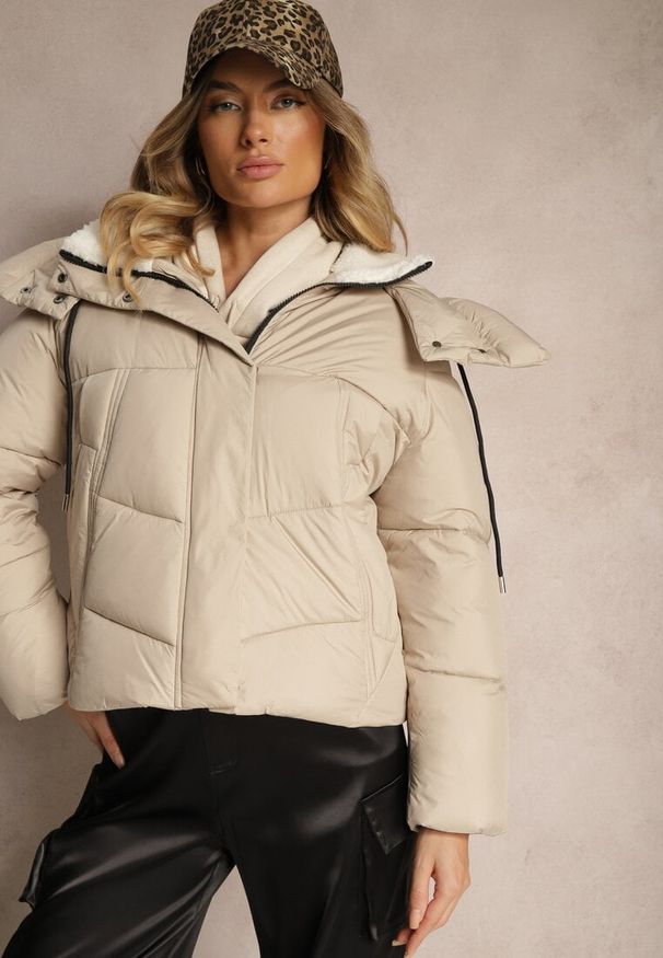 Renee - Jasnobeżowa Pikowana Kurtka z Kapturem z Możliwością Odpięcia Etineira. Typ kołnierza: kaptur. Kolor: beżowy. Materiał: jeans. Wzór: aplikacja. Styl: sportowy, klasyczny, elegancki