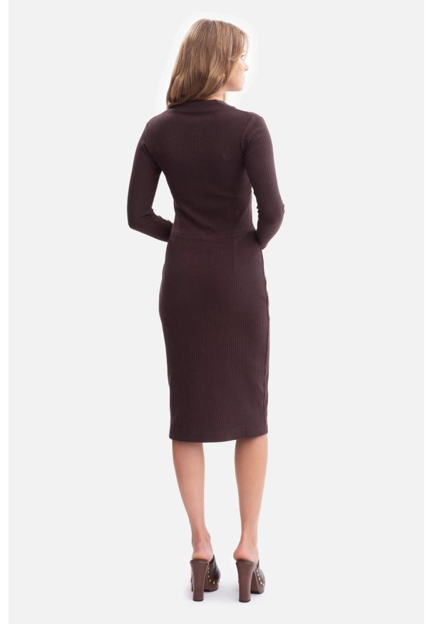 BeWear - Bawełniana sukienka dzianinowa ołówkowa z dekoltem V c.brąz. Kolor: brązowy. Materiał: dzianina, bawełna. Sezon: zima, jesień. Typ sukienki: ołówkowe