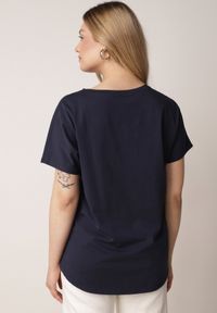 Born2be - Granatowy T-shirt Bawełniany Klasyczny o Fasonie Oversize z Dłuższym Tyłem Nemedora. Okazja: na co dzień. Kolor: niebieski. Materiał: bawełna. Długość: długie. Styl: klasyczny #7