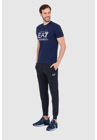 EA7 Emporio Armani - EA7 Granatowy męski t-shirt z białym logo. Kolor: niebieski #5