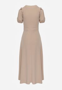 Renee - Jasnobeżowa Rozkloszowana Sukienka z Lekko Bufiastymi Rękawami i Dekoltem V Efrusae. Okazja: na co dzień. Kolor: beżowy. Typ sukienki: proste, dopasowane. Styl: klasyczny, casual #2