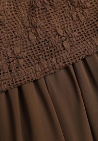 Renee - Brązowa Ażurowa Sukienka z Transparentnym Dołem i Usztywnionymi Ramionami Semiris. Kolor: brązowy. Wzór: ażurowy. Styl: klasyczny #2