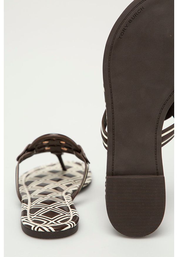 Tory Burch - Japonki skórzane. Kolor: brązowy. Materiał: skóra. Wzór: gładki