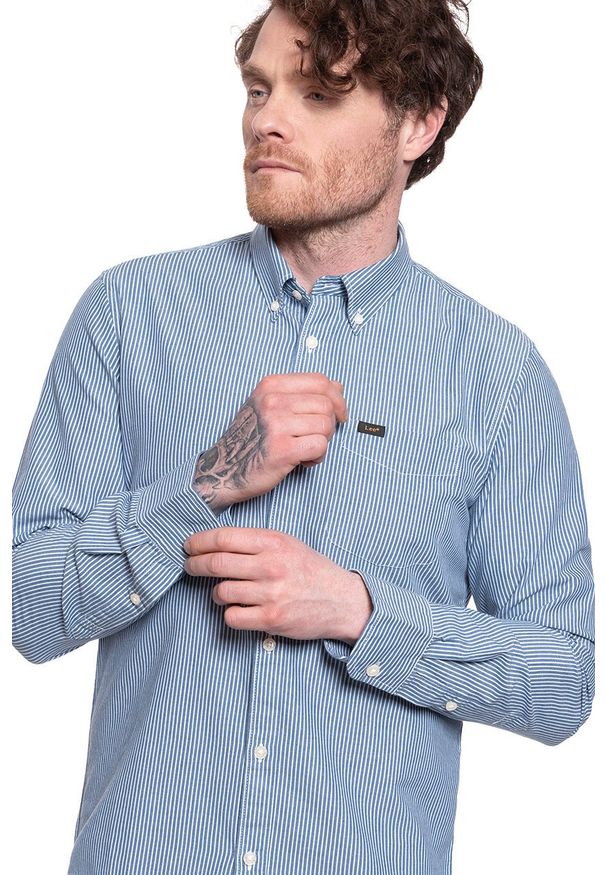 Lee - KOSZULA LEE BUTTON DOWN OIL BLUE L880ONMO 112123358. Typ kołnierza: button down