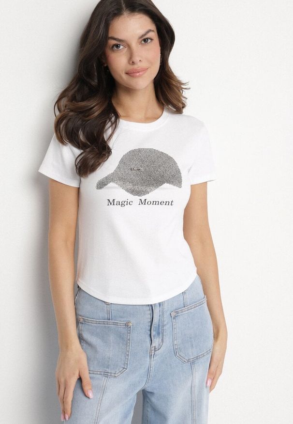 Born2be - Biały T-shirt z Bawełny z Nadrukiem Czapki i Cyrkoniami Penilna. Okazja: na co dzień. Kolor: biały. Materiał: bawełna. Wzór: nadruk. Styl: klasyczny, casual