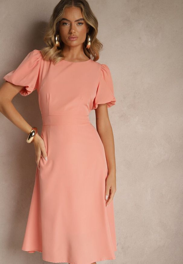 Renee - Różowa Rozkloszowana Sukienka Vices Ozdobiona Odpinanym Kwiatem 3D Koleira. Okazja: na co dzień. Kolor: różowy. Wzór: kwiaty, aplikacja. Styl: casual, klasyczny