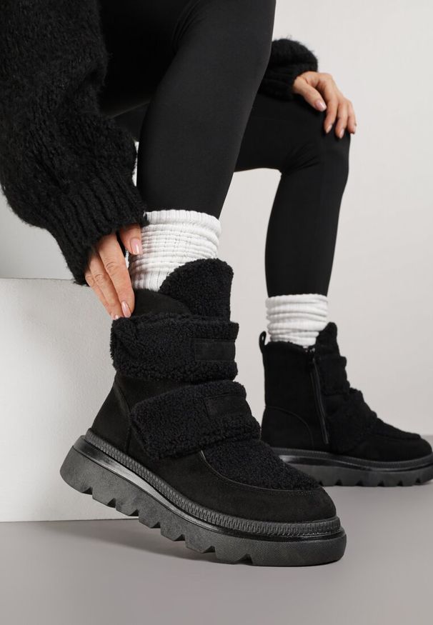 Renee - Czarne Botki Typu Śniegowce na Platformie z Dwoma Ozdobnymi Rzepami Edarlia. Okazja: na co dzień. Zapięcie: rzepy. Kolor: czarny. Materiał: jeans. Obcas: na platformie. Styl: casual, elegancki