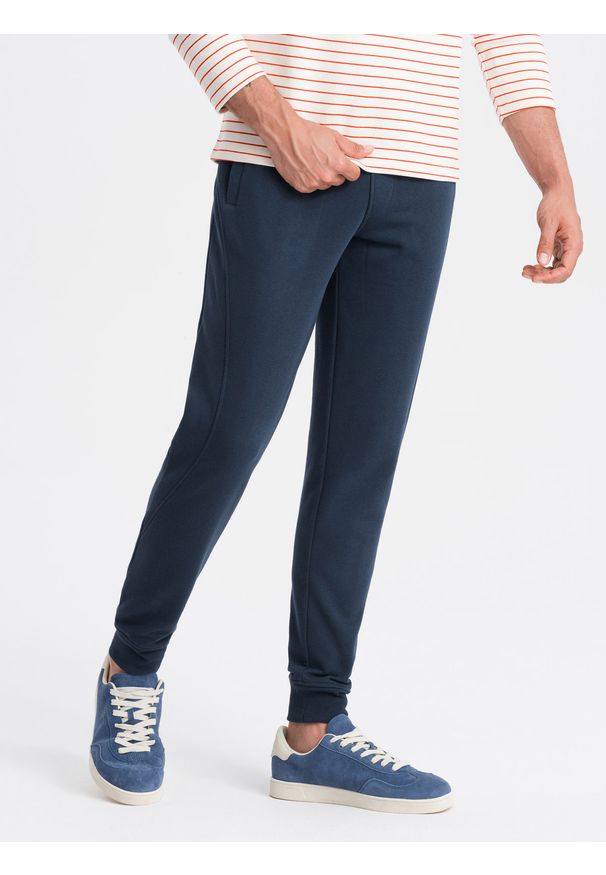 Ombre Clothing - Bawełniane męskie spodnie dresowe joggery BASIC – granatowe V1 OM-PABS-0174 - XXL. Okazja: na co dzień. Kolor: niebieski. Materiał: bawełna, dresówka. Wzór: aplikacja. Styl: sportowy, elegancki, casual