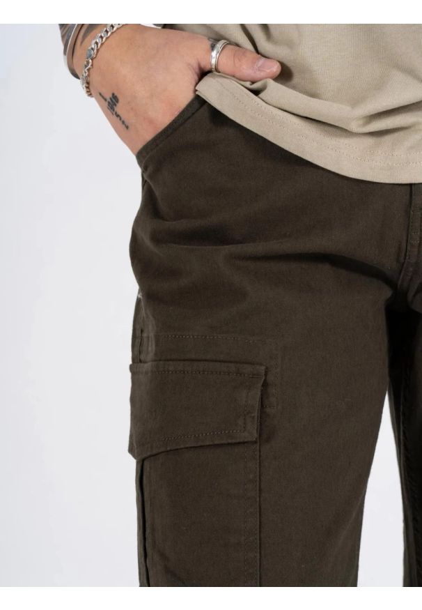 MARCUS - Męskie Spodnie Materiałowe Marcus Gerry Cargo 5052 Olive Green 16-200145. Materiał: materiał