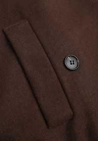 Renee - Brązowy Pudełkowy Krótki Płaszcz z Wiskozą z Wiązanym Paskiem i Kołnierzykiem Tusainea. Kolor: brązowy. Materiał: wiskoza. Długość: krótkie #7