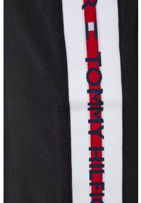 TOMMY HILFIGER - Tommy Hilfiger spodnie męskie kolor czarny z aplikacją. Kolor: czarny. Materiał: materiał, dzianina, wiskoza. Wzór: aplikacja