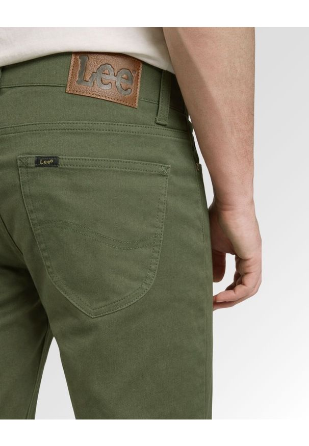 Lee - MESKIE SPODNIE LEE SLIM FIT MVP OLIVE MOSS 112376325