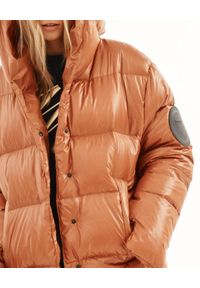MMC STUDIO - Pikowana kurtka z logo Jesso. Typ kołnierza: kaptur. Kolor: brązowy. Materiał: jeans, puch, tkanina. Wzór: aplikacja. Sezon: zima #2