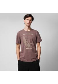 outhorn - T-shirt z nadrukiem męski - brązowy. Kolor: brązowy. Materiał: bawełna, materiał, dzianina. Długość: długie. Wzór: nadruk. Sezon: wiosna #5