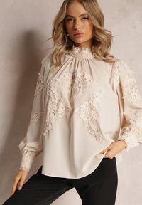 Renee - Beżowa Bluzka Ozdobiona Koronką z Półgolfem Esharice. Kolor: beżowy. Materiał: koronka. Wzór: aplikacja, koronka. Styl: elegancki #3