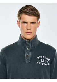 Big-Star - Bluza męska ze stójką czarna Julian 906. Typ kołnierza: kołnierzyk stójkowy. Kolor: czarny. Materiał: jeans, dzianina. Wzór: aplikacja, ze splotem. Styl: sportowy, elegancki