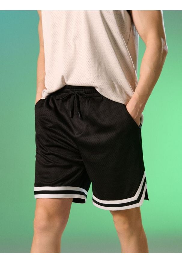 Sinsay - Sportowe szorty z kontrastową lamówką - czarny. Kolor: czarny. Styl: sportowy