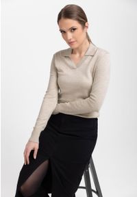 Volcano - Sweter z kołnierzykiem S-TOYO. Okazja: na spotkanie biznesowe, na co dzień. Typ kołnierza: dekolt w serek. Kolor: beżowy. Materiał: jeans, prążkowany, dzianina. Wzór: gładki. Styl: biznesowy, casual, elegancki