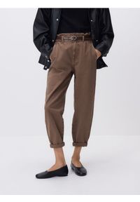 Reserved - Jeansy paperbag - brązowy. Kolor: brązowy #1